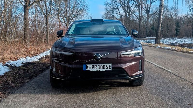 Die LED-Schweinwerfer im bekannten Thors-Hammer-Design sind auch im ES90 ein Hingucker. Die Fahrzeugfront ist geschlossen. (Bild: Mauritz – VCG)