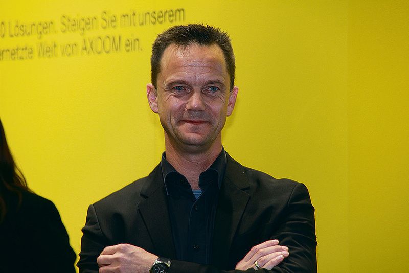 „Anbieter erhalten eine einfache Möglichkeit, sich mit ihren Maschinen, Komponenten und Sensoren zu vernetzen – und das weltweit. So können sie bei Problemen schnell reagieren, Produktionsprozesse optimieren, Updates und Wartungsarbeiten aktiv anstoßen und die Betriebskosten deutlich senken“, erklärt Axoom-Geschäftsführer Florian Weigmann. (Itasse)