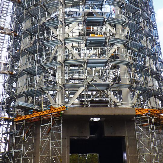 Kann ebenso leicht montiert wie demontiert werden: Geschraubtes Silobau Thorwesten-Silo während des Aufbaus im Hafen von Hanko.(Bild:  Ibau Hamburg)
