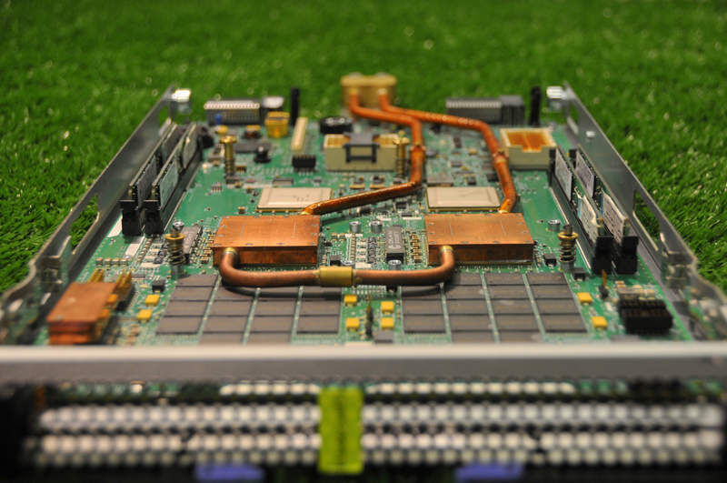 Die zwei Mikrokanalkühler führen direkt zu den Prozessoren auf den Server-Blades. (Archiv: Vogel Business Media)