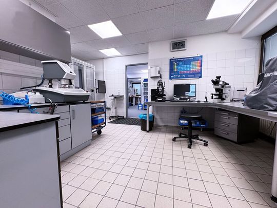 Deloro analysiert im eigenen Labor Partikelverteilung, Morphologie, Schüttdichte und Sauerstoffgehalt präzise – Grundlagen für Pulver, die in sensiblen Anwendungen wie Medizin oder Luftfahrt zuverlässig funktionieren.(Bild:  Deloro)