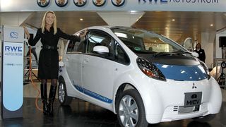 Die Serienfertigung von Elektrofahrzeugen steht und fällt mit der Rohstoffversorgung - insbesondere mit Technologie-Metallen.  (Bild: RWE/Messe München)