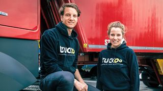 Den oft durch persönliche Netzwerke geprägten Handel mit gebrauchten Nutzfahrzeugen digitaler gestalten – dieses Ziel haben sich die Gründer der Plattform Truckoo gesetzt, die Geschwister Julia Unützer und Maximilian Füchsl. (Bild: Truckoo)