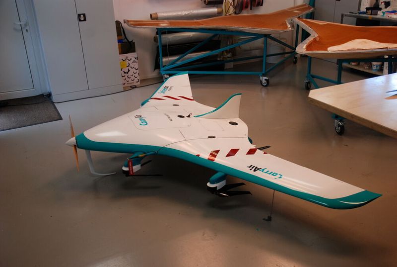 Die leichte Drohne „CarryAir“ der Klasse 2 – 25 kg und einer Spannweite von 3 m darf in Gebieten fliegen, in denen keine Unbeteiligten gefährdet und der Abstand von 150 m zur Grundstücksgrenze eingehalten werden kann. Eine ihrer Stärken ist ihre Geschwindigkeit.  (DPS)