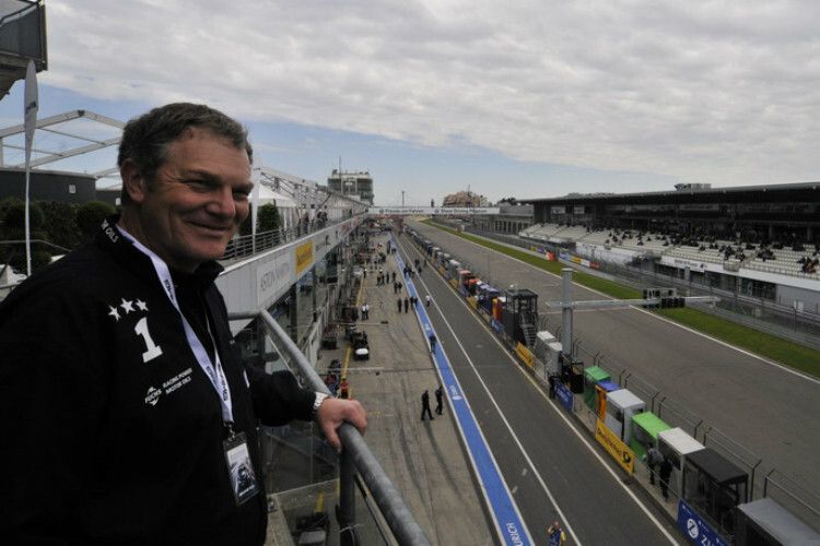 Fuchs-Verkaufsleiter Dietmar Neubauer schaut zufrieden zu. (Foto: Zietz)