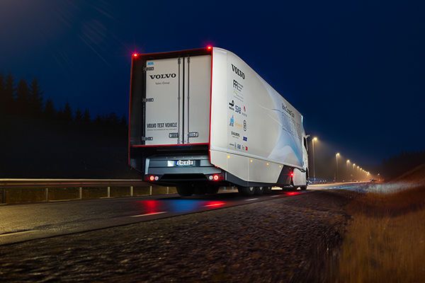 Der Volvo Concept Truck ist auf einen möglichst geringen Luftwiderstand ausgelegt, ohne dass andere Funktionen beeinträchtigt werden. Beispiele für Verbesserungen sind Kameras anstelle von Rückspiegeln, Fahrgestellverkleidungen an den Rädern und ein Heckteil („Boat Tail