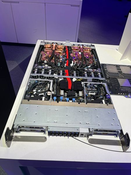 In einem wassergekühlten 1U-Einschub arbeiten zwei Nvidia-Grace-CPUs und vier Blackwell-GPUs. (Bild: Vogel IT-Medien)