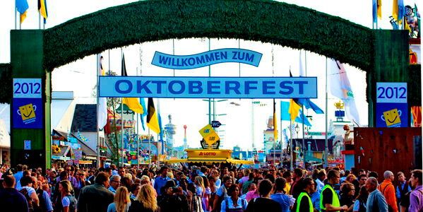 Das Oktoberfest in München (mundartlich Wiesn) ist das größte Volksfest der Welt. Es findet seit 1810 auf der Theresienwiese in der bayerischen Landeshauptstadt München statt und wird Jahr für Jahr von rund sechs Millionen Menschen besucht; 2014 waren es 6,3 Millionen Besucher.(Bild:  Haupteingang Oktoberfest 2012.JPG / / CC BY-SA 3.0)