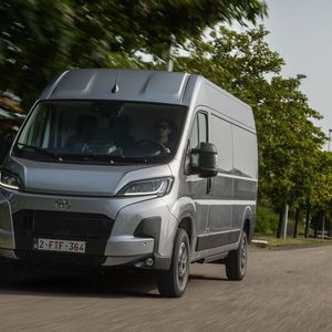 Der ohne Spiegel 2,05 Meter breite Proace Max ist in drei Längen (5,41, 6,00 und 6,36 m) und zwei Radständen (3,45 und 4,04 m) lieferbar.(Bild:  Toyota)