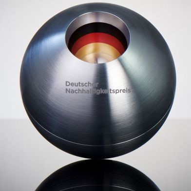 19. Deutscher Nachhaltigkeitspreis 2026: Der Award für die Sieger.
 (Bild: Frank Fendler)