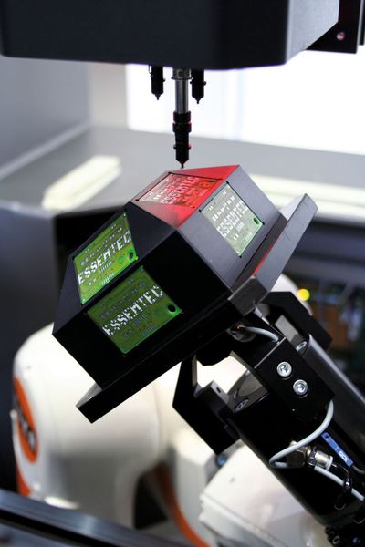 Und er bewegt sich doch: Ein 6-achsiger Roboter positioniert den Werkstückhalter in die horizontale Bestückungsebene. (Essemtec)