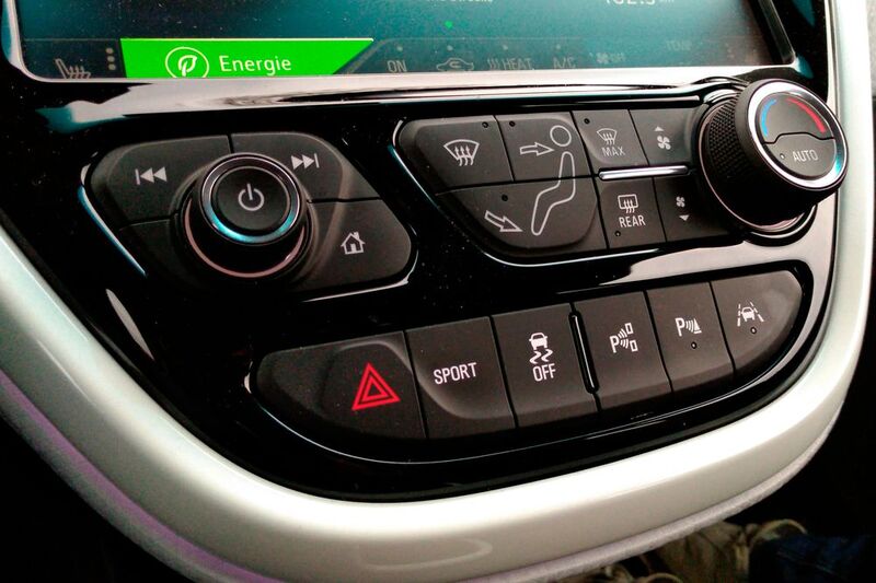 Bei Bedarf gibt es einen Sport-Modus – dann spurtet der Ampera E noch vehementer los. Ein Spurhalte- und Parkassistent sind ebenfalls an Bord. Ebenso ein Auffahrwarner, der akustisch und visuell warnt, wenn sich Hindernisse im Weg befinden und ein Notbremsassistent. Die Kommunikation mit dem Smartphone klappt per Apple „CarPlay“ oder „Android Auto“, Opel bietet mit „myOpel“ zudem eine eigene App an. (Bild: Thomas Günnel/Automobil Industrie)