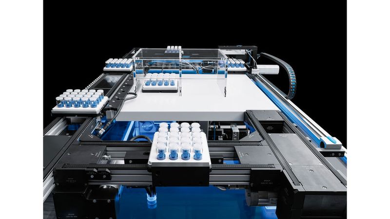 Festo möchte seine Kunden mit Hilfe neuer Technologien aus dem Bereich Digitalisierung noch produktiver machen. Ein Paradebeispiel für diese Entwicklung ist das Festo Motion Terminal mit der Verschmelzung von Hard- und Software zum ersten Ventil, das von Apps gesteuert wird. Zukünftig werden Komponenten von Festo so konstruiert, dass sie Daten sammeln und vorverarbeiten können, um sie für Analysezwecke bereitzustellen. Zur sinnvollen Auswertung und Nutzung dieser Daten bietet Festo verschiedene digitale Plattformen. Weitere Vorteile durch intelligente Vernetzung für flexible, automatisierte Produktionsprozesse können die Besucher an den Exponaten zum Thema „Operate“ erfahren. Mit dem BionicWorkplace zeigt Festo außerdem einen selbstlernenden Arbeitsplatz für die Mensch-Roboter-Kollaboration, der die Vorteile des pneumatischen Leichtbauroboters BionicCobot mit IT-Systemen aus dem Bereich der künstlichen Intelligenz verbindet.Halle 15, Stand D11 (Bild: Festo)