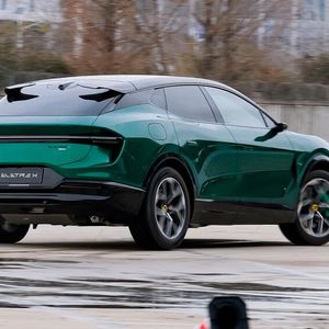 Wie andere chinesische Hersteller stellt Lotus dem vollelektrischen Eletre einen Plug-in-Hybriden zur Seite. (Bild: Lotus)