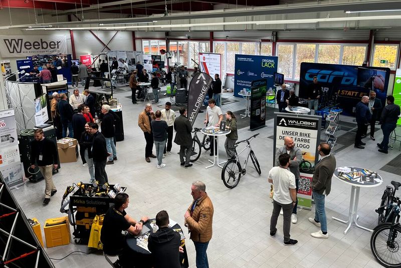 Die Karosseriehalle war mit über 30 Ständen der Fachausstellung sehr gut gefüllt. (Bild: Jürgen Klasing)