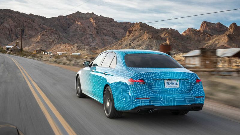 Der Tempomat reagiert auf Live-Traffic-Infos und drosselt bei einem voraus drohenden Stau vorsichtshalber die Geschwindigkeit. (Mercedes)