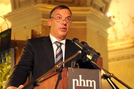 Uwe Bodendieck, Regionaler Vertriebsdirektor München bei Renault Deutschland, überbrachte Renault-Händlerin Andrea Rapp-Kübler herzliche Glückwünsche von Seiten des Importeurs. (Archiv: Vogel Business Media)