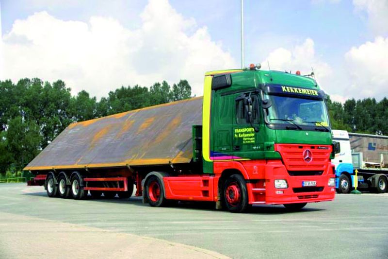 Bild 5: Überbreite Stahltafeln werden mit speziellen Fahrzeugen transportiert, bei denen sich die Ladefläche schräg stellen lässt, so dass die zulässige Breite von maximal 3 m unterschritten, aber auch die erlaubte Höhe von 4 m nicht überschritten wird. Bild: Kerkemeier (Archiv: Vogel Business Media)