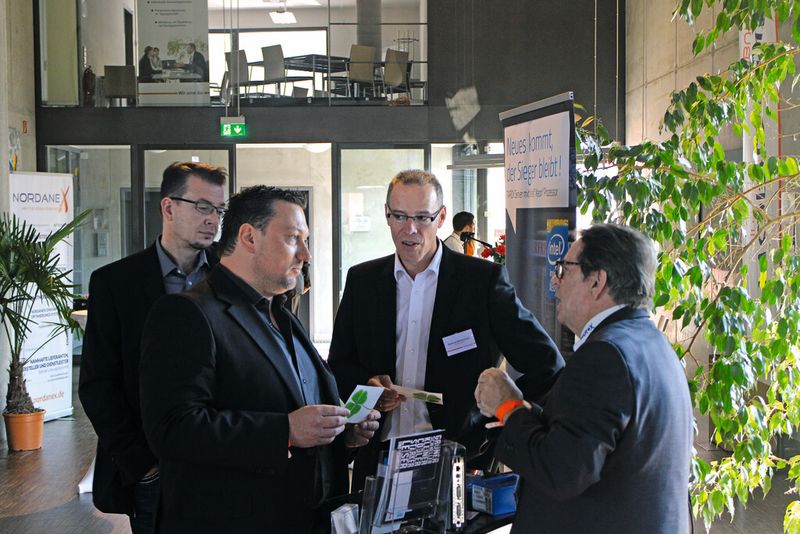 Lars Weiler und Marcell Oleff (i-Tech) mit Andreas Röthemeyer (Midland IT) und Charles Musgrave (Tarox) am Tarox Stand. (Bild: Nordanex)