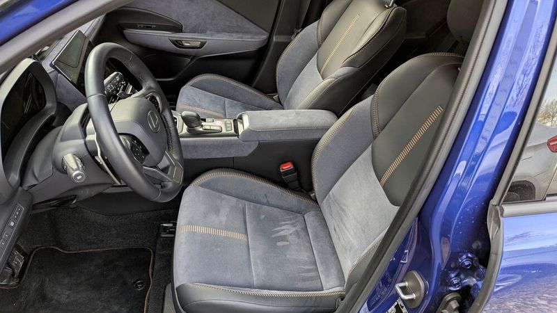 Auch in den Lexus LBX steigt man gerne ein. (Bild: Rosenow – VCG)