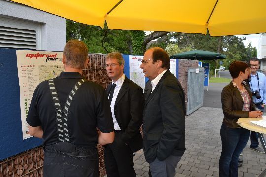 Tour-Organisator Stephan Maderner erläutert den Vogel-Business-Media-Geschäftsführern Stefan Rühling (Vorsitzender) und Ernst Haack den Tourverlauf. (Michel)