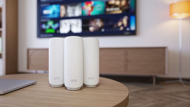 Die Orbi 370-Serie besteht aus einem Router mit Wi-Fi 7 und einem passenden Satelliten für den Aufbau eines Mesh-Systems. Netgear bietet für den Einstieg Bundles aus Router und  einem oder zwei Satelliten an. (Bild: Netgear)