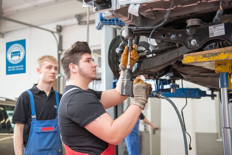 Wenn angeschlagene Betriebe trotz anhaltender Krise weiter ausbilden, bietet der Bund finanzielle Hilfen. (Bild:  Promotor)