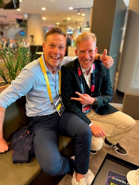 Ex-Fußballprofi und Sky-Experte Erik Meijer und Thomas Meßmer (Deutsche Telekom) freuen sich über ein Wiedersehen. (Bild: Vogel IT-Medien)