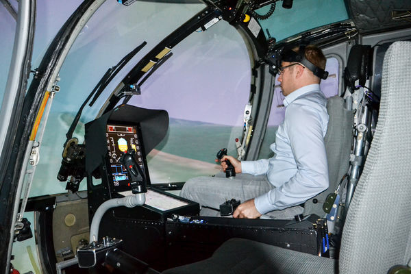 Franz Viertler testet das neue Head-Mounted Display während eines Simulator-Flugs. (TUM, Weiner)