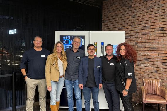 Besa Agaj (IT-BUSINESS) und das Solum-Team: (v. l.) Dirk Bürger, Laura Düser, Engelbert Knagge, Manuel Padilla und Zan Bazika (Bild: Vogel IT-Medien)