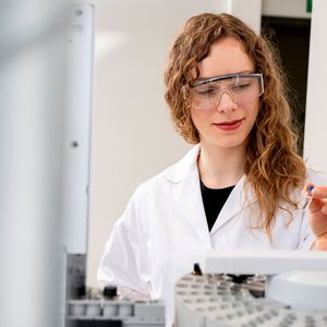 Dr. Melanie Walther und Team prüfen, wie gut sich organisches Material mithilfe verschiedener Mikroorganismen wandelt.(Bild:  Universität Oldenburg)