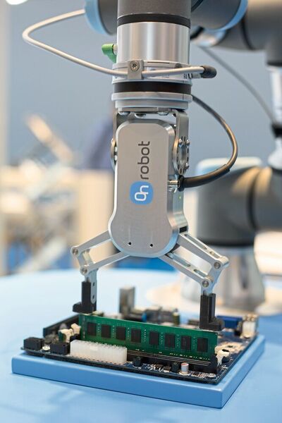 Ausgefeilte Sensorik ermöglicht, auch hochpräzise Aufgaben wie Platinenbestückung zu automatisieren.  (OnRobot)