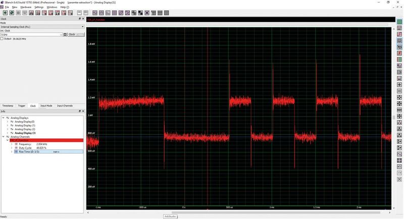 Bild 4: Die Messungen am demodulierten FSK-Signal umfassen Frequenz, Tastverhältnis und Anstiegszeit. Betrachtet werden nur die vier Impulse auf der rechten Seite des Displays, zwischen den Cursor-Linien.