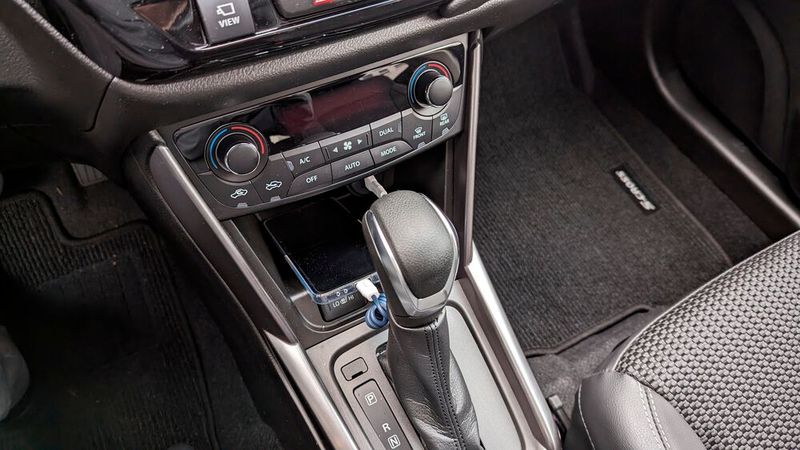 ... und natürlich auch einen klassischen Wählhebel für die Getriebeautomatik. Dieser ist leider so nah am einzigen Handy-Ablagefach angeordnet, dass man das Gerät nur schwer hineinfädeln kann.  (Bild: Rosenow – VCG)