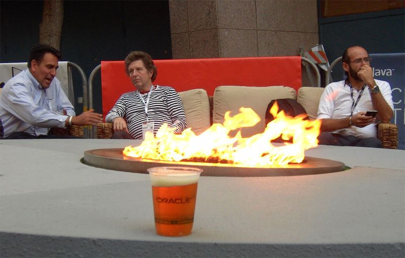 Damit die Oracle-World Besucher bei ihren -Diskussionen zum  Feierabend-Bier nicht vergessen, wer hier der Gastgeber ist, sind auch die Trinkbecher mit dem Haus-Label gekennzeichnet. Die Oracle World 2016 findet vom18. bis zum 22. September statt. (Bild: Kriemhilde Klippstätter)