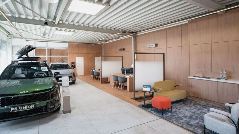 Blick in den CI-konformen Kia-Showroom. (Bild: PS Union)