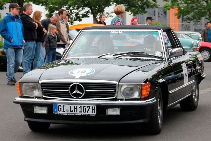 Offen fahren in seiner schönsten Form, diesen Fahrspaß gibt es dieses Jahr wieder zu gewinnen! Der sportliche Klassiker birgt einen rassigen 8-Zylinder-Motor mit 5 Litern Hubraum unter seiner eleganten Karosse. Stolze 231 PS bringen den 2+2-Sitzer sportlich und mit unverwechselbarem Sound kraftvoll vorwärts. Betreut werden die Gewinner auch diesmal wieder vom 107-SL-Club – der spendiert eine einjährige kostenlose Mitgliedschaft! Gespendet wurde das Cabriolet von Guido Hommel, Firma Clim Air, Okarben. (Lebenshilfe)