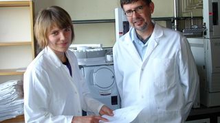 Dr. Wolfgang Eisenreich und Eva Eylert im Massenspektroskopie-Labor. Die Wissenschaftler analysieren mittels Isotopolog-Profiling bakterielle Stoffwechselwege.  (Bild: Andreas Battenberg/TUM)