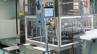 Neue rotierende Reinigungsmaschine von Steriline, die innerhalb der Linie für das aseptische Abfüllen von Vials mit dem Entpyrogenisierungstunnel verbunden ist. (Steriline)