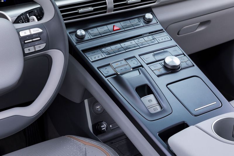 Die Mittelkonsole wurde von den Designern der Marke offensichtlich nach dem Motto: „Darf es noch ein Schalter mehr sein“ gestaltet.  (Bild: Hyundai Nexo Wasserstofftankstelle)