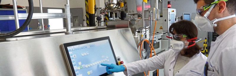 Im Forschungsprojekt erforscht das ZSW mit drei Industriepartnern die Extruder-basierte Herstellung von Elektroden mit umweltverträglichen und hochkapazitiven Materialien, ohne den Einsatz von toxischem NMP.(Bild:  ZSW)