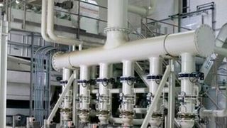 By controlling the amount of fluid delivered by the pumps exactly as required, such as in the case of a filtration system for the central supply of cooling lubricant, energy savings of up to 45 % can be achieved with the Ecoclean DFC dynamic volumetric flow control. (Ecoclean)