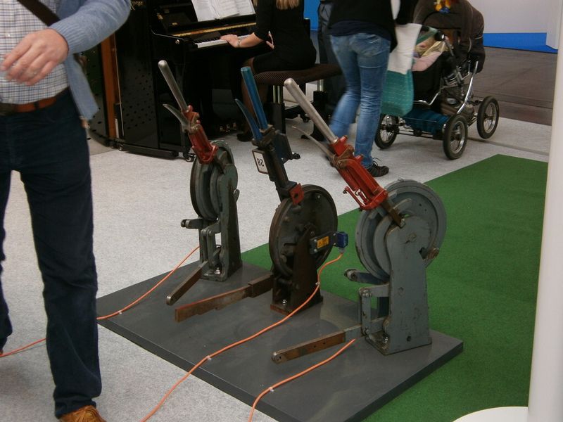 Gespanntes Warten am Stand von Schneeberger...dort wird gleich eine Weltneuheit präsentiert...Mit diesen Weichensteller soll der Startschuß ausgelöst werden... (Bild: Königsreuther)