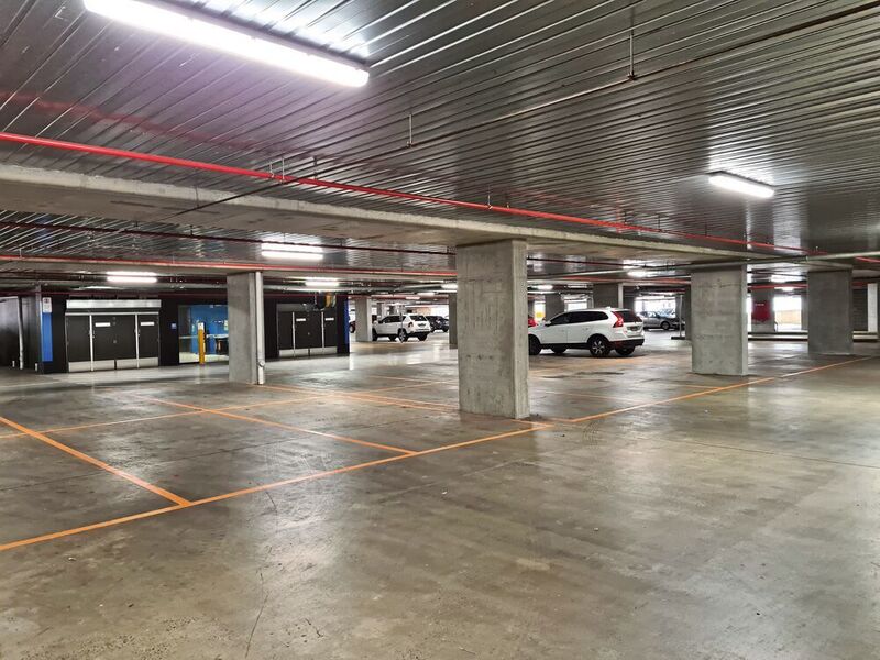 Beleuchtung in Tiefgaragen und Parkhäusern: Licht muss hier 24 Stunden an sieben Tagen bereitstehen. Vernetzte Beleuchtungssysteme helfen dabei, den Energieverbrauch zu senken. (Steinel)
