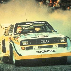 Siege für die Ewigkeit erzielte der Sport quattro unter Walter Röhrl. Der E2, auch „das Flügelmonster“ genannt, basierte nicht auf den 20 zuvor gebauten S1-Versionen, sondern wurde wie von der FIA gefordert wieder in einer Stückzahl von 20 Sport-quattro-Exemplaren produziert.(Bild:  Audi AG)