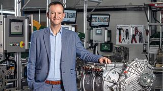 Dr. James Widmer, CEO von AEM, präsentiert den HDSRM – einen Elektromotor, der Nachhaltigkeit und Effizienz vereint. (Bild: AEM)
