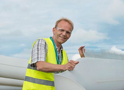 Peder Bay Enevoldsen: Dem Wind die Zähne zeigen – Was haben Dinosaurier-Schwänze mit Rotorblättern von Windturbinen zu tun? Ganz einfach: Verzahnungen an der hinteren Kante eines Rotorblattes, die wie gezackte Dino-Schweife aussehen, senken den Lärm und erhöhen die Effizienz der Windturbine – dies ist nur eine der Erfindungen von Peder Bay Enevoldsen (44) aus Brande, Dänemark, zur Optimierung von Windturbinen. Die Zähne werden entweder als Teil des Rotorblattes mitgefertigt oder können auch nachträglich aufgeklebt werden, um ältere Rotorblätter zu verbessern. Die Energieausbeute kann bis zu vier Prozent im Jahr steigen. (Bild: Siemens)