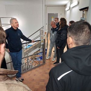  ... denn Jens Lüke von der Trinkwasserversorgung Würzburg schenkt den Teilnehmern wenn schon nicht reinen Wein dann doch glasklare Einblicke ein.(Bild:  Stefan Bausewein)