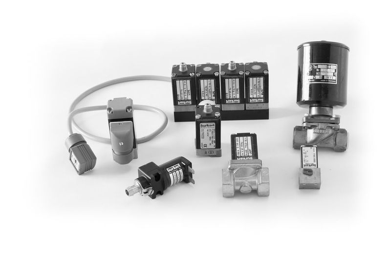 1960s: A milestone in valve technology — the epoxy coil. With the development of a plastic-sheathed solenoid coil, Bürkert revolutionized electromagnetic valve technology in terms of performance, durability and size. The epoxy coils and cable ends, which soon establish themselves as an industry standard, smooth the entry into the global industrial sector. (Bürkert)