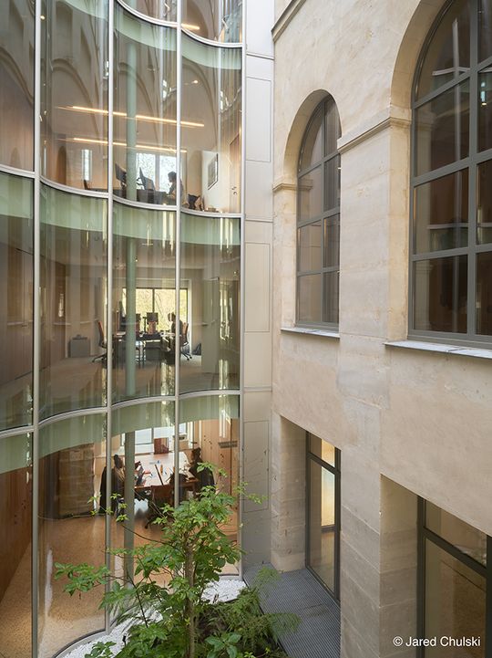 Jede Traverse und jedes Glas ist ein Unikat, das sich nur in einer definierten Reihenfolge und Höhenlage einbauen ließ. (Bild:  Jared Chulski)